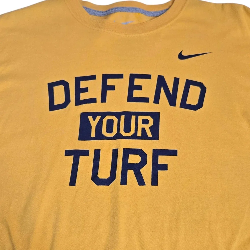 Nike Mens Defend Your Turf T Shirt Size M Athletic Sports Gym Fitness Workout‎